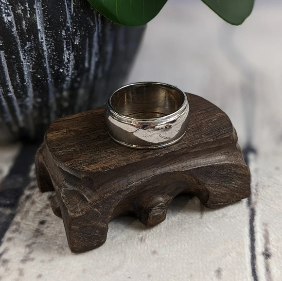 Silver color wide band thumb ring, unisex - Picture 2 of 6